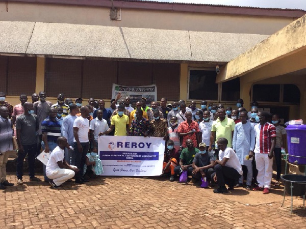 Some electrical wiring practitioners in a group photograph