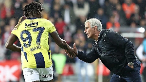 Mourinho shakes hands with Saint-Maximin