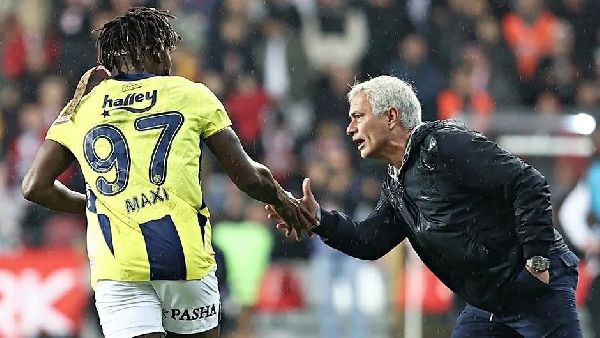 Mourinho shakes hands with Saint-Maximin