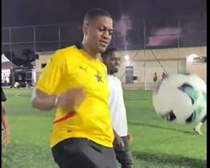 Sharaf Mahama (in yellow jersey) is a boxing promoter
