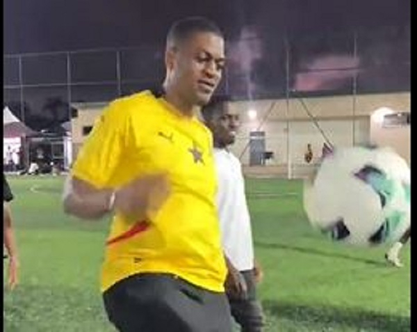 Sharaf Mahama (in yellow jersey) is a boxing promoter