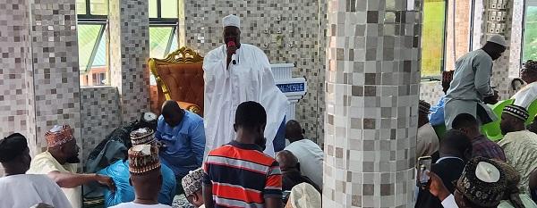 Chief Hamidu Kabore addressing the Mosque