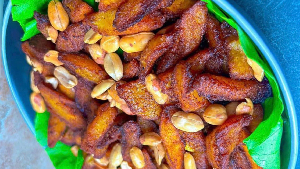 A bowl of Kelewele and groundnut