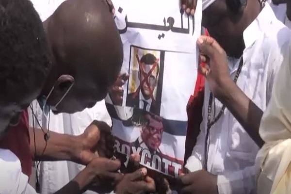 Senegalese protestors burning Macron's pictures