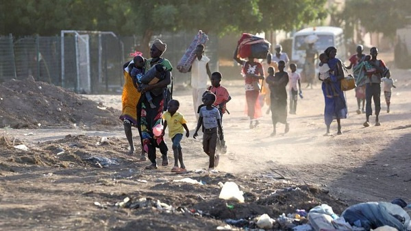 More dan 100,000 pipo don run from Sudan since heavy fighting begin