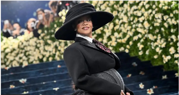 Singer Rihanna don confam say she dey expect her third pikin