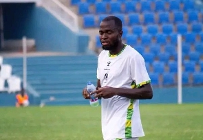 Bibiani Goldstars midfielder Appiah McCarthy aims for victory against Asante Kotoko