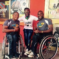 Okyeame Kwame with two Paralympic medalist