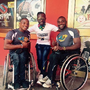 Okyeame Kwame with two Paralympic medalist