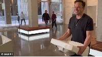 Elon Musk carry sink enta Twitter HQ