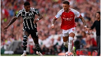 Arsenal's defender Ben White (R) vies with Manchester United's English striker Marcus Rashford (L)