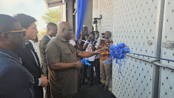 Agric minister unveiling the cold store facility