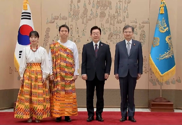 Korean President Lee Jae Myung (second from R) in a photograph with Korea Kojo Choi (second from L))