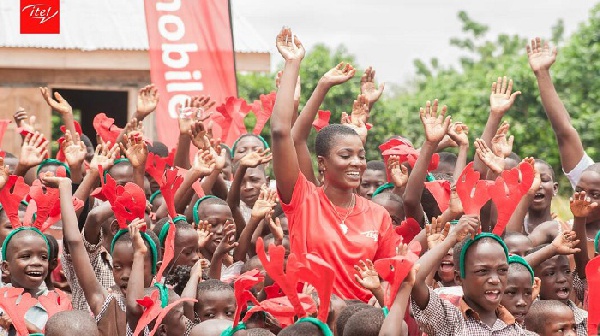 Ahuofe Patri with the school children