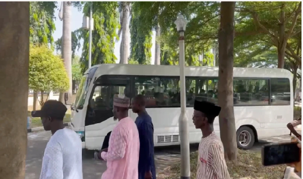 Buses belonging to di ministry of humanitarian affairs carry di defendants comot afta court