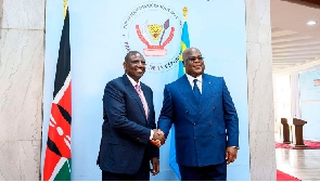 Kenyan President William Ruto (L) greets the President of DR  Congo Felix Tshisekedi (R)