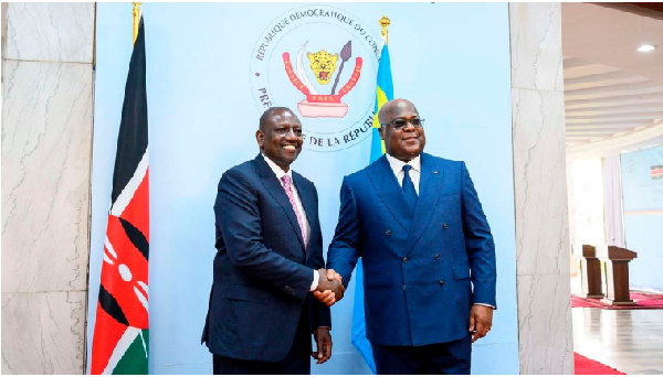 Kenyan President William Ruto (L) greets the President of DR  Congo Felix Tshisekedi (R)