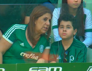 Sílvia Grecco commentating to her son in a stadium