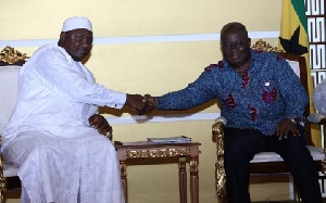 Gambian President Adama Barrow (l) and Ghana President Nana Akufo-Addo (r)