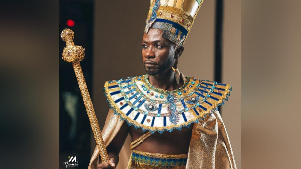 Okyeame Kwame turned heads when he arrived in an ancient Egyptian ‘Pharaoh’ outfit