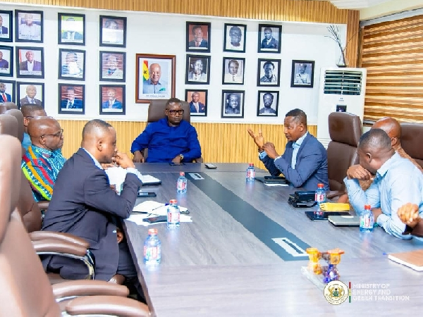 Energy minister (M) in a meeting GECA members