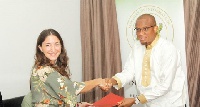Mustapha Hamid exchanging documents with Florencia Solano
