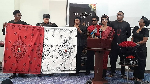 A black-and-red cloth bearing the image of the late Apostle has been designated for the burial