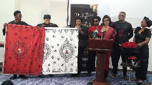 A black-and-red cloth bearing the image of the late Apostle has been designated for the burial