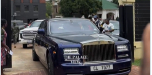 Otumfuo was seen arriving in a Rolls-Royce, accompanied by other vehicles
