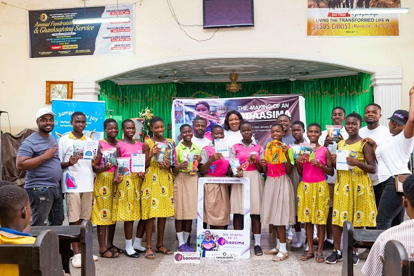 Obaasima Club and TeamTaadi in a photo session