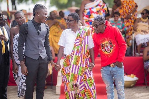 Stonebwoy, Nana Appiah Mensah and Shatta Wale during their visit to the Asantehene