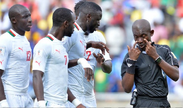 Senegal players confront Joseph Lamptey