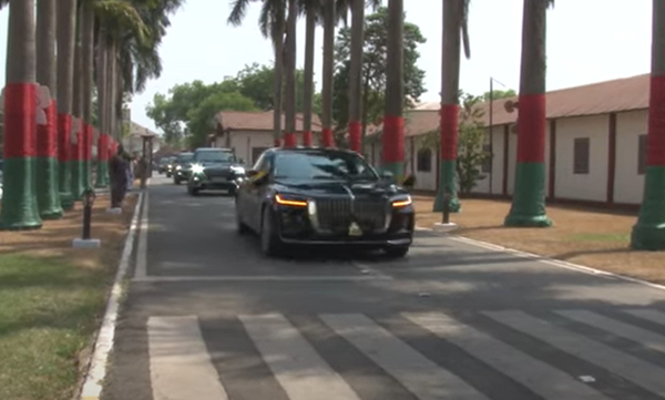 The convoy of the Asantehene making an entry to the Manhyia Palace