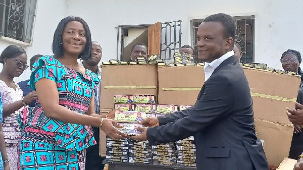 Emmanuel Kwabena Marfo  making the donation