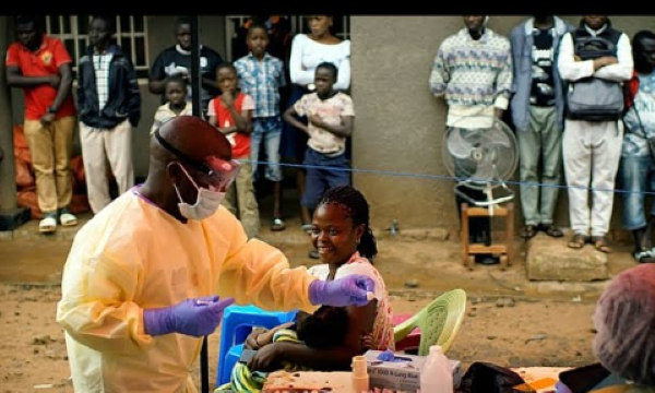 A doctor administering Ebola vaccine to a patiet in the DR Congo