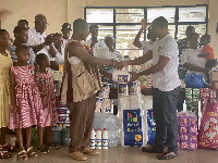 Donors and beneficiaries in a group photograph during the presentation