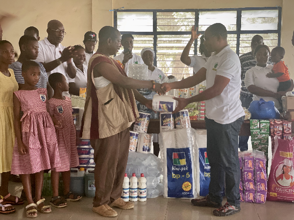 Donors and beneficiaries in a group photograph during the presentation