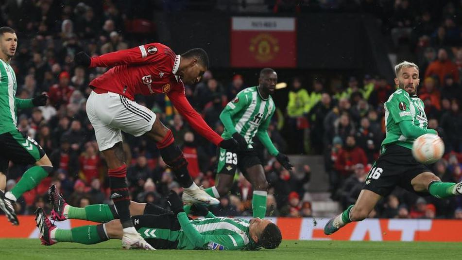 Marcus Rashford dan wasan Man United ayayin da ya zira kwallo