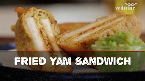 Fried yam sandwiche with green pepper sauce