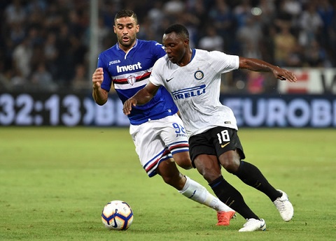 Kwadwo Asamoah of Inter and Gregoire Defrel of Sampdoria