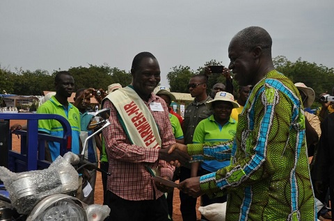 Vice President Kwesi Amissah-Arthur in a hand shake with the awarded farmer