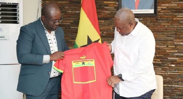 Jiohn Mahama receives a Black Stars jersey from Kurt Okraku