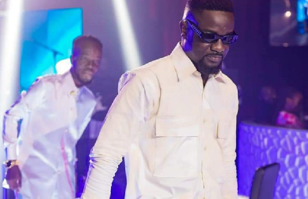 Sarkodie captured in his all-white attire at the event, Highlife Singer, Akwaboah, in the cut