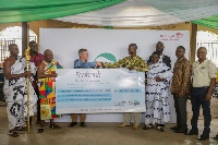 Cargill Chief Farmer, Joseph Ackaah receives ceremonial cheque from MD of Cargill Ghana