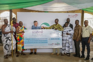Cargill Chief Farmer, Joseph Ackaah receives ceremonial cheque from MD of Cargill Ghana