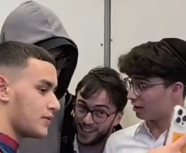 Araujo was welcomed by fans at the airport