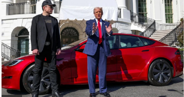 Elon Musk (left) wit Donald Trump outside di White House