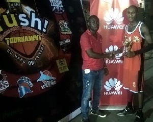 Huawei Ghana presenting the award to the winner