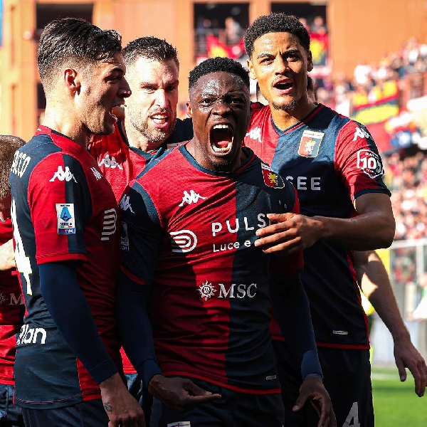 Ekuban celebrates his goal with teammates