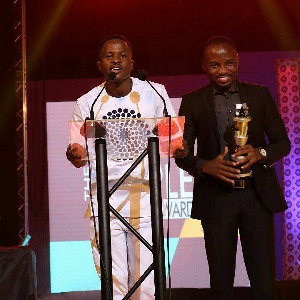 Mustapha Nii-Okai Inusah (L) wins entertainment journalist of the year